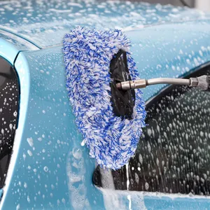 Gedetailleerd overzicht van blauw wit microvezel chenille autowas mopkop met waterborstel