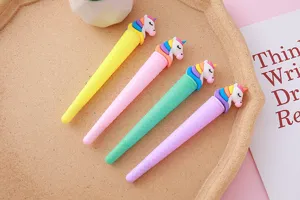 Detail van schattige eenhoorn ijsje gelpennen in vier pastelkleuren voor kantoorartikelen