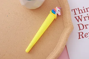 Schattige gele eenhoorn ijsje gelpen op een beige dienblad voor detail van kantoorartikelen