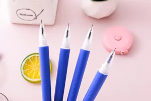 Detalle de la punta de aguja de 0,5 mm de bolígrafos de gel de tinta negra y cuerpo azul