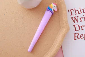 Detailopname van een schattige paarse eenhoorn ijsje gelpen voor studenten en op het kantoor