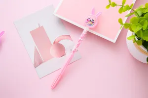 Vista dettagliata della penna gel rosa con sabbie mobili a forma di coniglio e glitter