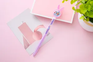 Dettaglio della penna gel a forma di coniglio viola con glitter liquidi e paillettes