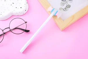 Nahaufnahme eines weißen Gelstifts mit süßem bunten Bonbon-Aufsatz auf pinkem Hintergrund