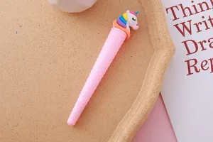 Detailweergave van een roze eenhoorn ijsje gelpen met getextureerde grip.