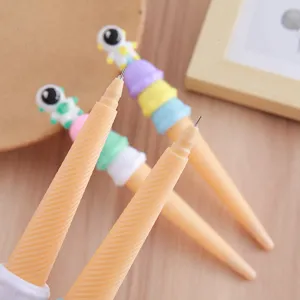 Creatieve astronaut gelpen in de vorm van een ijshoorntje voor schoolbenodigdheden