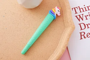 Detail van de schattige eenhoorn gelpen met mintgroene getextureerde huls