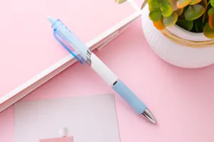Vista ravvicinata di una penna gel bianca e azzurra per l'ufficio e la scuola