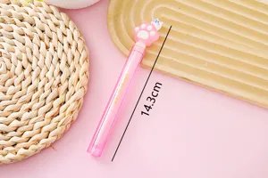 Vista dettagliata della simpatica penna gel rosa a zampa di gatto lunga 14,3 cm.