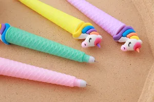Detail van schattige eenhoorn-ijshoorntje-gelpennen met kleurrijke regenboogmanen