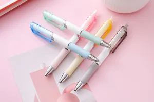 Primo piano di penne gel a scatto in colori pastello con impugnatura morbida e punta