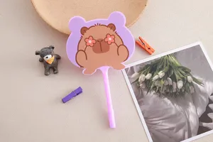 Detailansicht des süßen Wasserschwein-Fächerstifts mit Blumenaugen-Design für Schüler