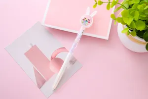 Penna gel a forma di coniglio con paillettes colorate su sfondo estetico rosa