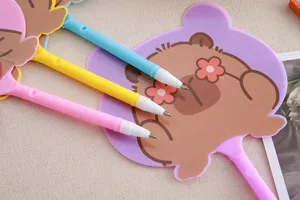 Detailaufnahme von süßen Capybara Cartoon Fächer-Kugelschreibern in verschiedenen Farben