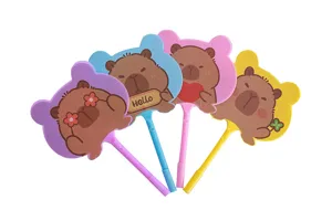Detailansicht farbenfroher Cartoon-Capybara-Fächerkugelschreiber für Schüler