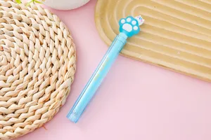 Dettaglio di una creativa penna gel blu cristallo con un cappuccio a zampa di gatto