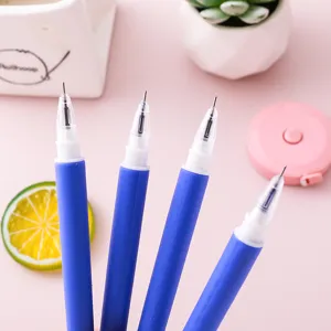 Juego de cuatro bolígrafos de gel azules suaves al tacto con punta fina para papelería.