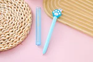 Dettaglio della penna gel creativa blu a zampa di gatto con fusto in cristallo