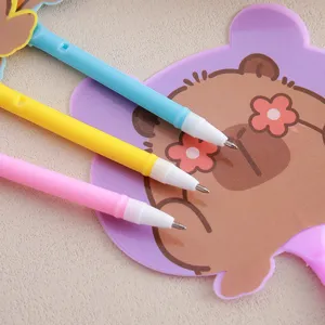 Niedliche Wasserschwein-Fächerkugelschreiber in Pastellblau, Gelb und Rosa für Kinder.
