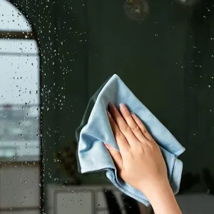 Λεπτομερής λήψη μπλε πανιού καθαρισμού από μικροΐνες που σκουπίζει γυαλί, απορροφητικό.