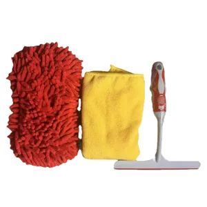 Detailaufnahme des Autoreinigungs-Sets mit rotem Handschuh, gelbem Tuch und Fensterabzieher.