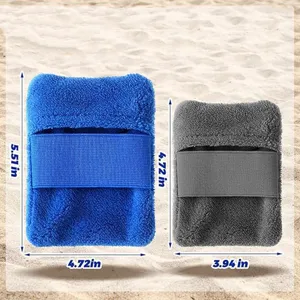 Outdoor beach sand removal mitt, dual-color plush body sand wiper glove with elastic band.