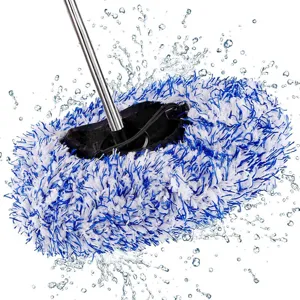 Detailweergave van blauw-witte microvezel chenille autowasmopprop met metalen stang.