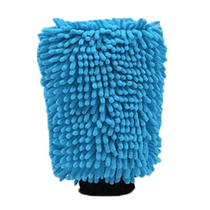 Dettaglio guanto lavaggio auto ciniglia blu, morbida microfibra densa e polsino elastico.