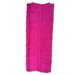 Primer plano de la almohadilla de repuesto de mopa de microfibra rosa brillante con flecos.