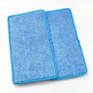 Primer plano detallado de paños de repuesto para mofas de microfibra azul con bordes.