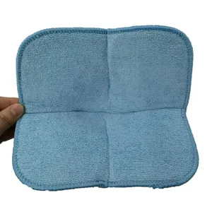Detailansicht der weichen blauen Mikrofasermatte und des Spültuchs mit genähter Kante.