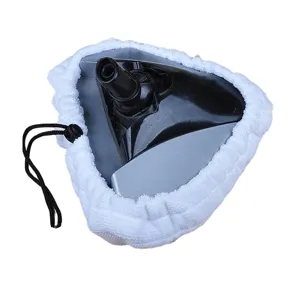 Vue détaillée de la tête de balai vapeur triangulaire avec patin microfibre blanc et cordon.