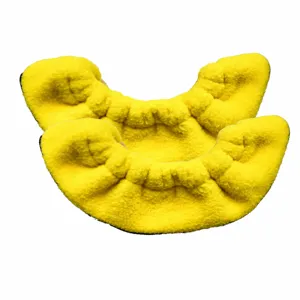 Dettaglio del coprilama per pattini da ghiaccio in morbido peluche giallo per hockey.