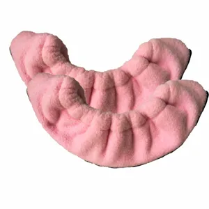 Vista dettagliata dei coprilama per pattini da ghiaccio in pile rosa, protezione morbida.