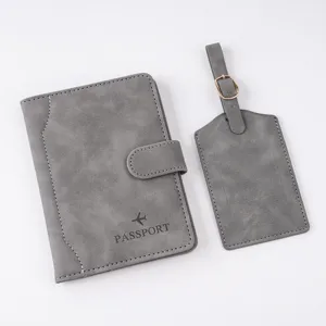 Conjunto de funda para pasaporte y etiqueta de equipaje gris con cierre magnético y costuras.