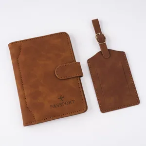 Conjunto de funda de pasaporte de cuero marrón y etiqueta de equipaje con hebilla magnética.