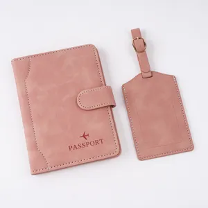 Conjunto de funda para pasaporte y etiqueta de equipaje en piel PU rosa con cierre magnético.