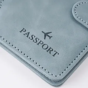 Primer plano detallado de la elegante funda para pasaporte con textura fina y costuras.