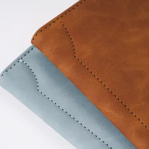 Primer plano detalle portapasaporte, textura cuero PU, costura fina y elegante.