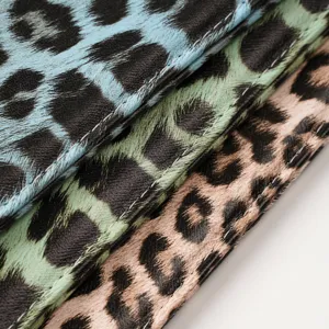 Nahaufnahme der lebendigen bunten Leo-Print PU-Leder Reisepasshülle Produktdetails.