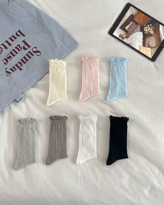 Detailansicht der transparenten Mesh-Rüschen-Socken in vielen Farben, stilvoll und süß.