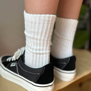 Calcetines blancos de canalé lisos para hombres y mujeres, calcetines casual transpirables.