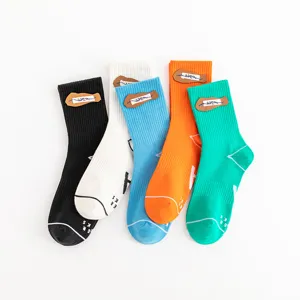 Unisex Baumwollmischung Crew Socken Atmungsaktive Sport Street Trendige Socken Mit Lederlabel Buchstaben Gestickt Freizeitkleidung