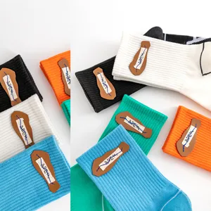 Modische freizeitsport socken mit lederetikett buchstaben stickerei für herren und damen