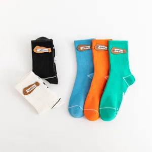 Atmungsaktive Freizeitsocken im Streetwear-Stil mit stylischem Lederetikett für Damen und Herren.