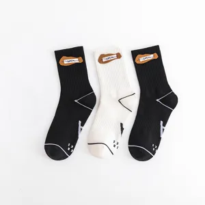 Bequeme mittelhohe Baumwollsocken im Sportstil mit stylischen Buchstaben-Patches für Alltag.