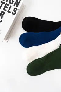 Plain color cotton socks for men and women, trendy casual skateboard socks with cute embroidery.