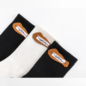 Herbst Winter trendige WadenSocken mit Lederetikett und gestickten Buchstaben für alle.