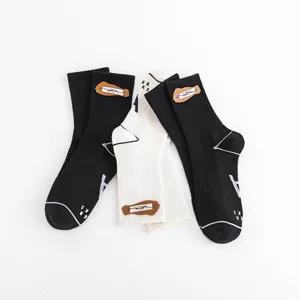 Unisex Herbst Winter stylische lässige Socken mit Lederetikett und Buchstaben-Design.