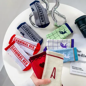 Dettagli di calzini medi in cotone stile streetwear colorato con stampe di lettere e figure varie.